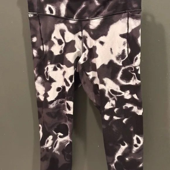 Under Armour High Rise Tie Dye Leggings Black White Ink Wash Size Large - Picture 2 of 15